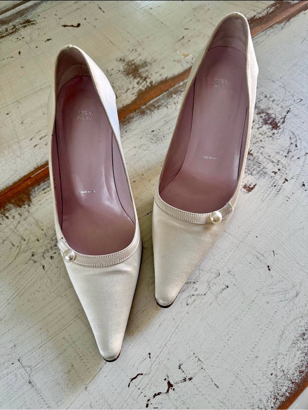 Authentic Vintage Vera Wang Satin Pointed Toe Pumps Size
37 EU/ US 7